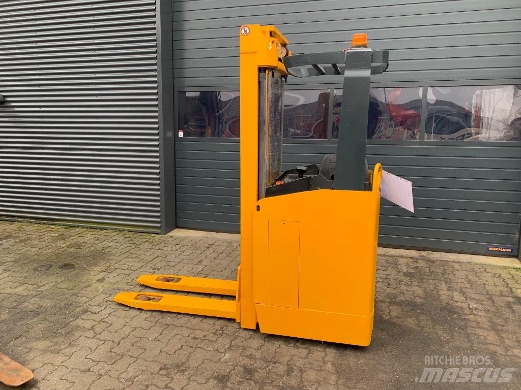 Jungheinrich ESC316 Ретрак/ Високоповдигач с изместване на вилката напред