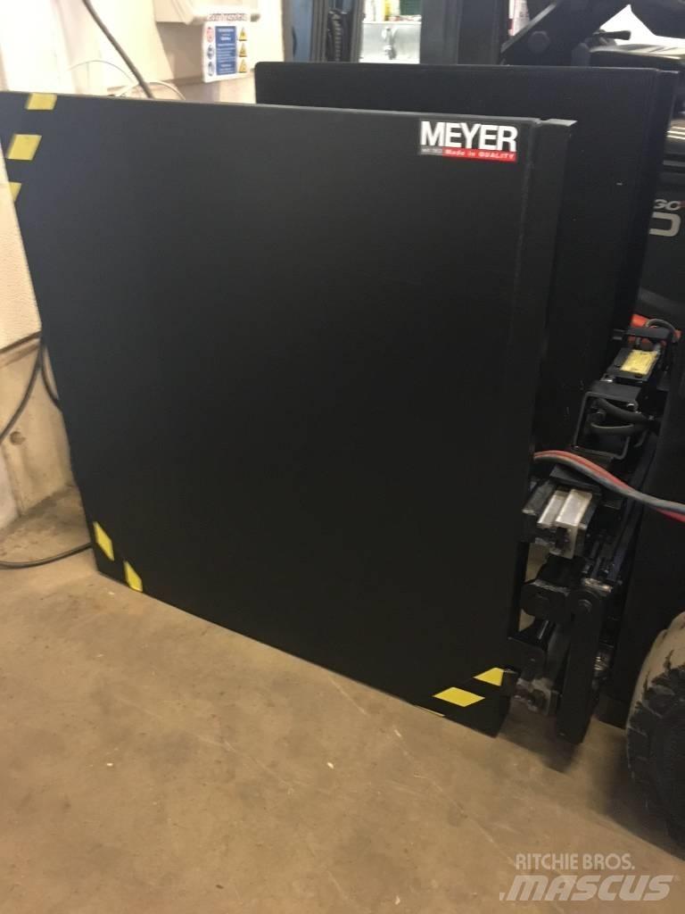Meyer 3-0302N Други стяги