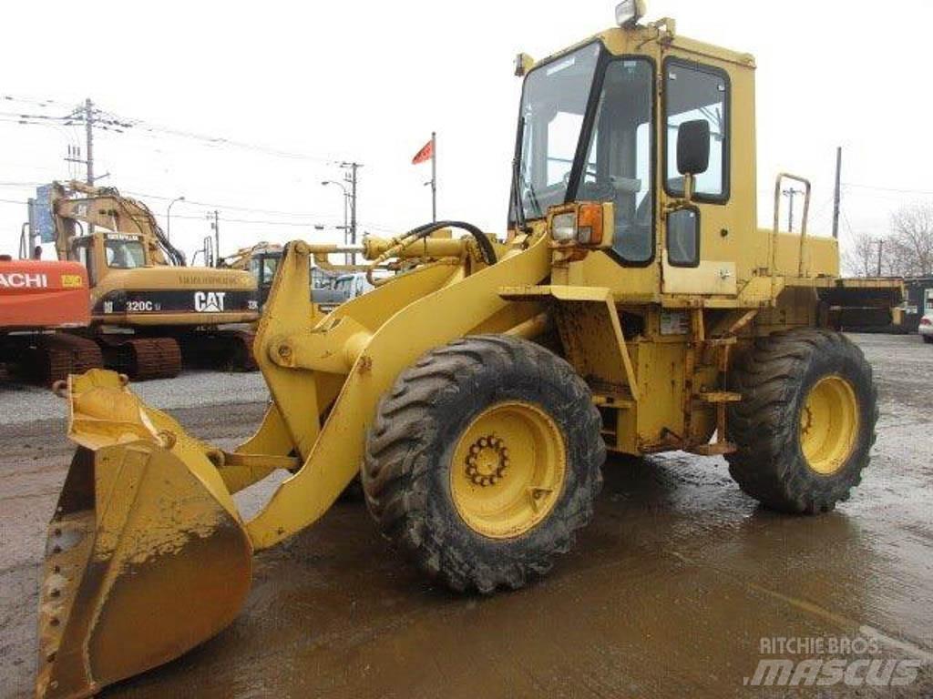 Komatsu WA100-1 Колесни товарачи