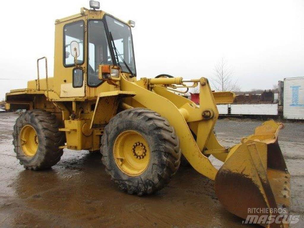 Komatsu WA100-1 Колесни товарачи