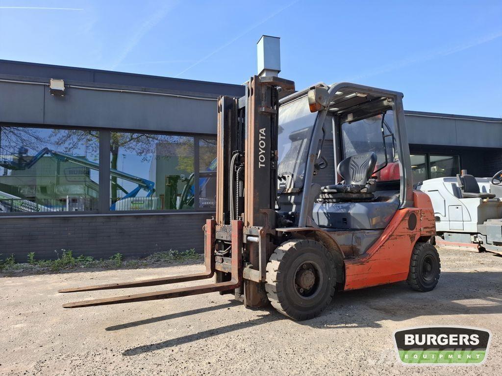 Toyota 02-8FGF20 Камиони с АГУ