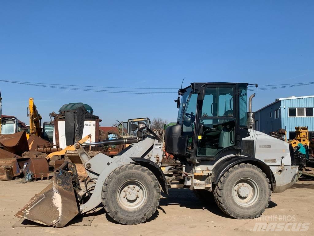 CAT 908H Колесни товарачи