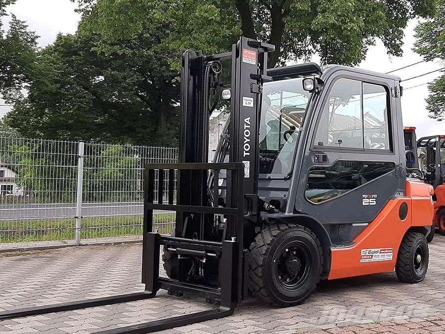 Toyota 02-8FGF25 Камиони с АГУ