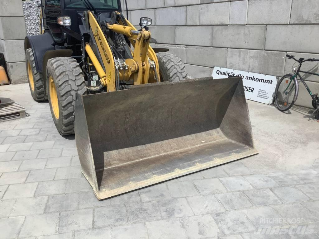 Komatsu WA100M-8 Колесни товарачи