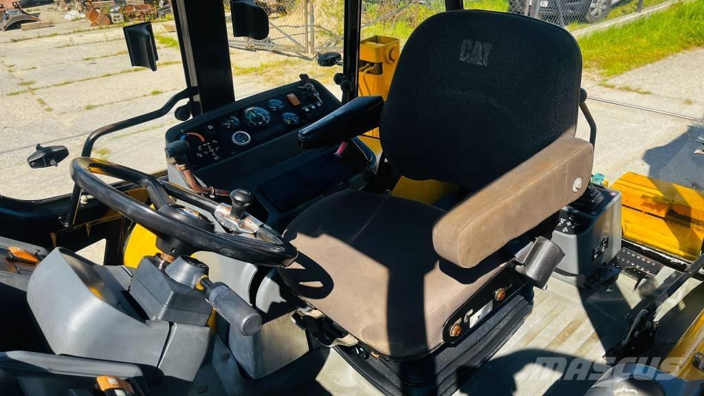 CAT 428 C Товарач със заден ексватор