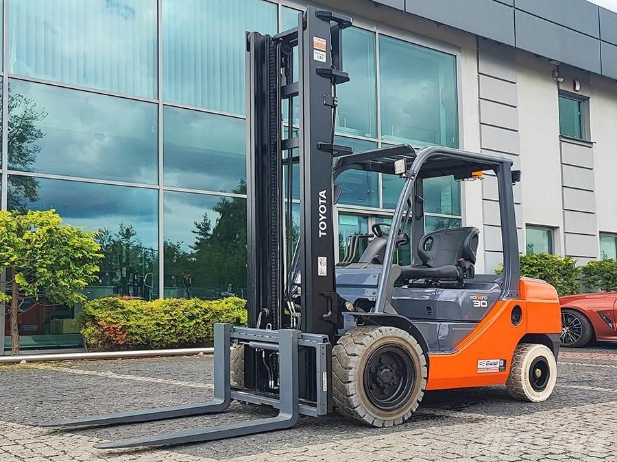 Toyota 02-8FDF30 Дизелови камиони