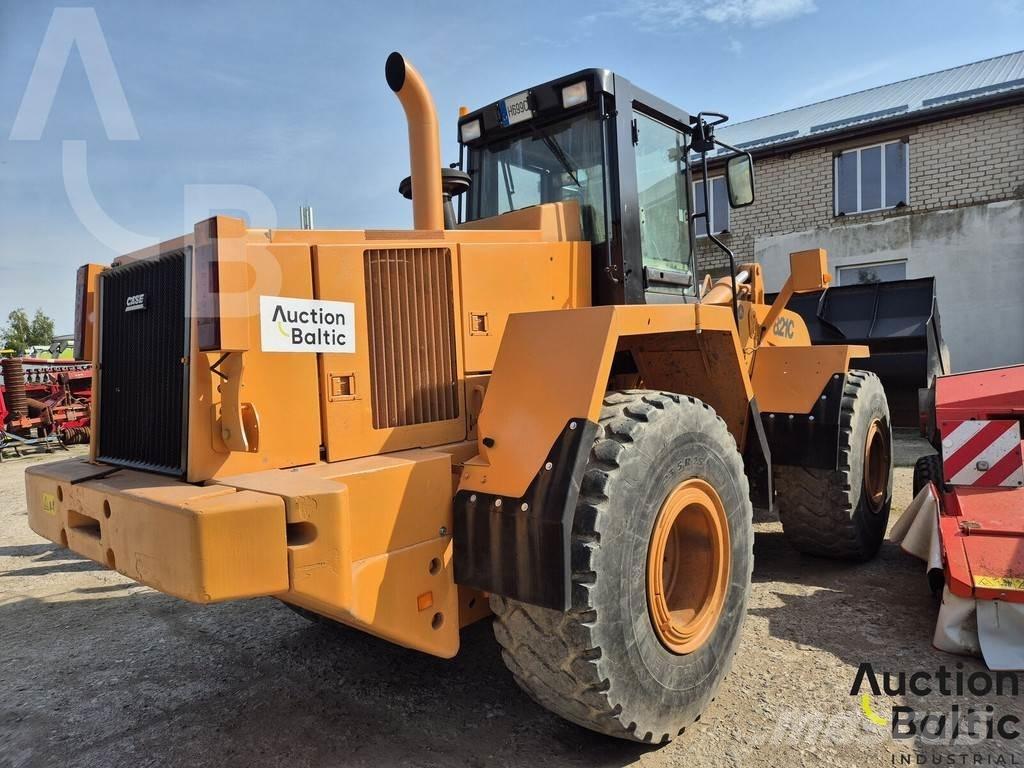 CASE 821 C Колесни товарачи