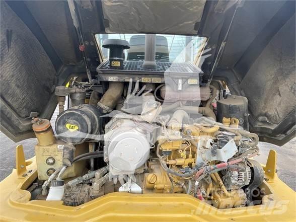 CAT 906M Колесни товарачи