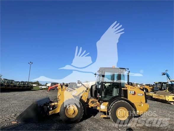 CAT 906M Колесни товарачи