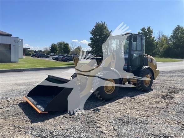 CAT 906M Колесни товарачи