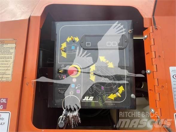 JLG 800S Телескопични повдигачи

