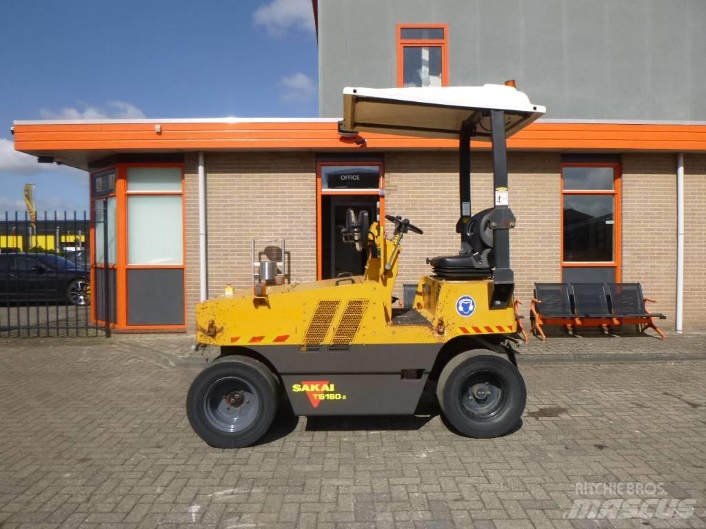 Sakai TS160-2 Пневматични гумени  ролки
