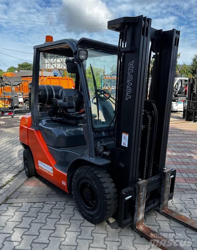 Toyota 02-8 FG F 25 Камиони с АГУ