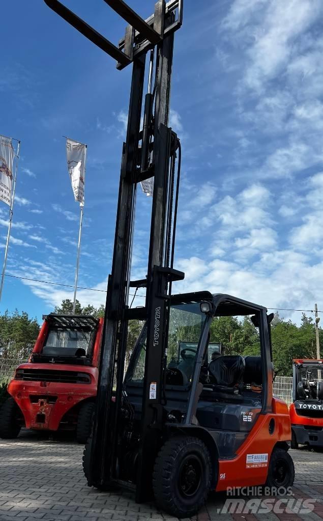 Toyota 02-8 FG F 25 Камиони с АГУ