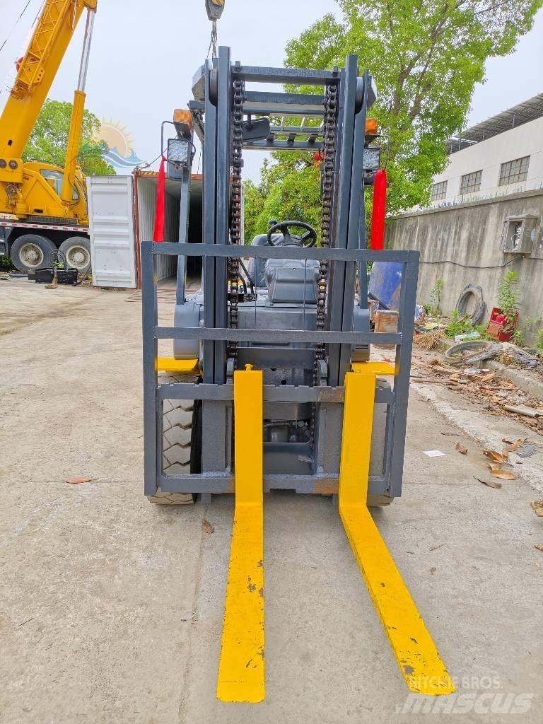 Komatsu FD 30 T-17 Дизелови камиони