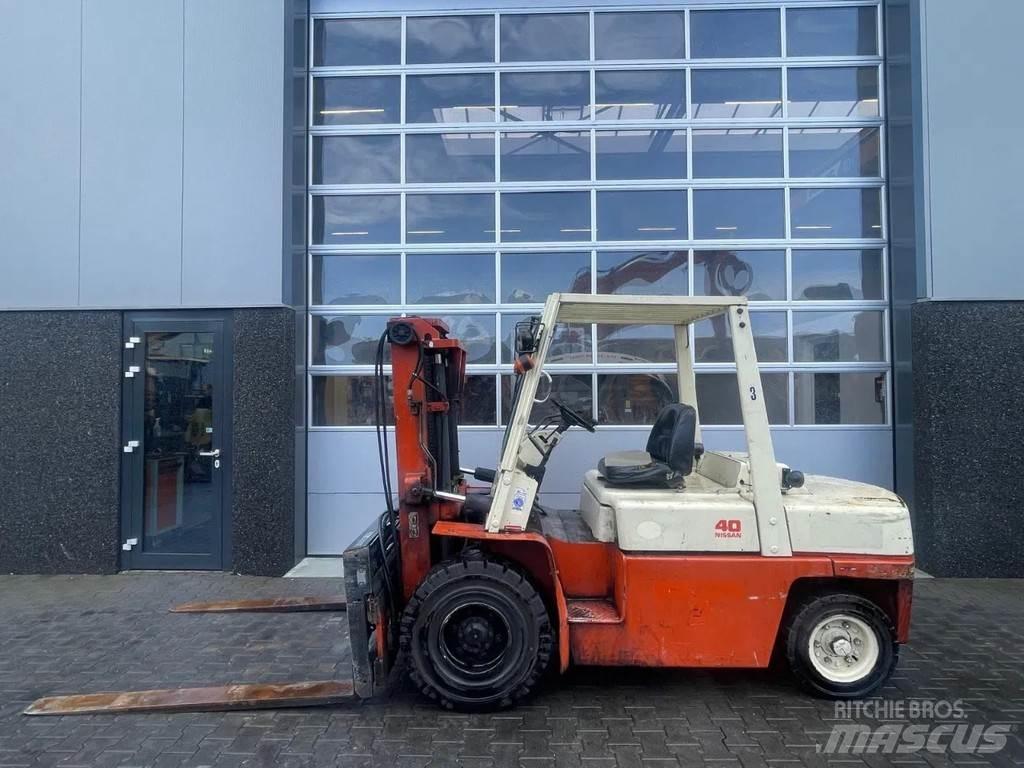 Nissan 40 Вилични кари-повдигачи - други