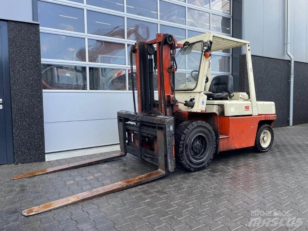 Nissan 40 Вилични кари-повдигачи - други