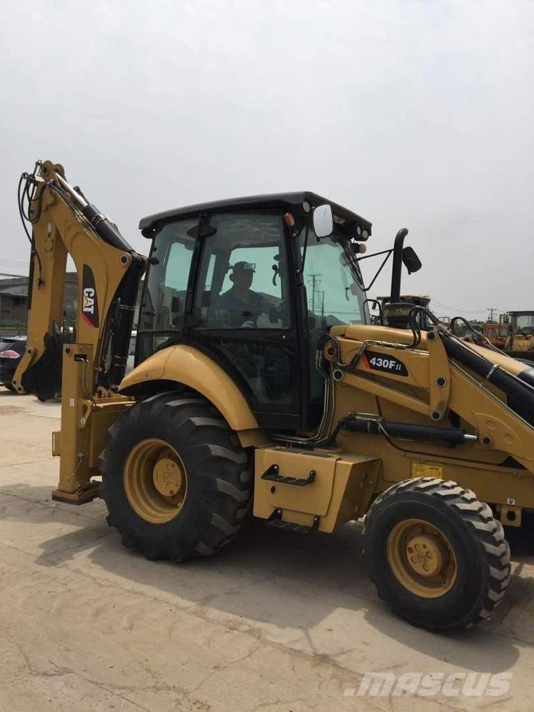 CAT 430F2 Товарач със заден ексватор