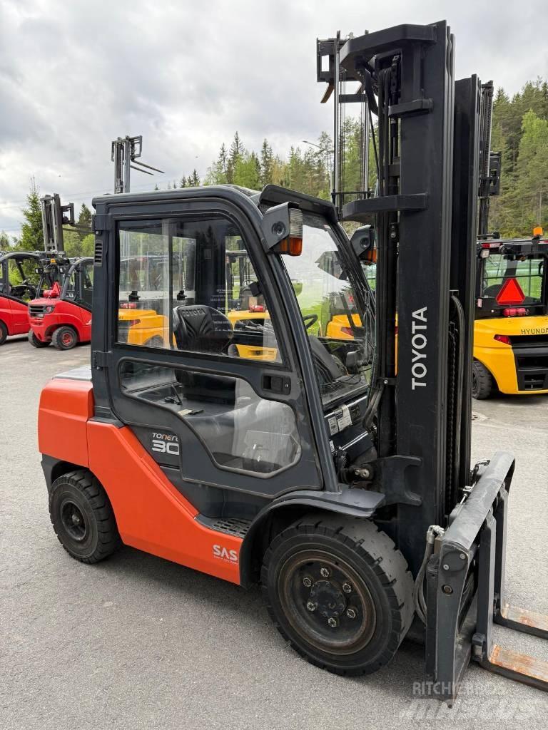 Toyota 02-8 FDF 30 Дизелови камиони