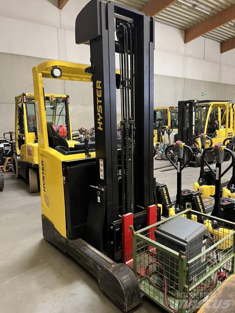 Hyster R1.4 Ретрак/ Високоповдигач с изместване на вилката напред