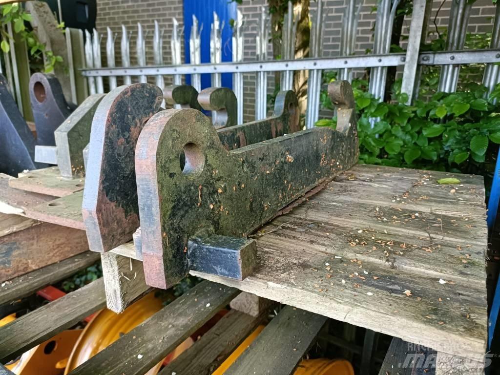 JCB WELD ON BRACKETS Други товарещи и копаещи и аксесоари