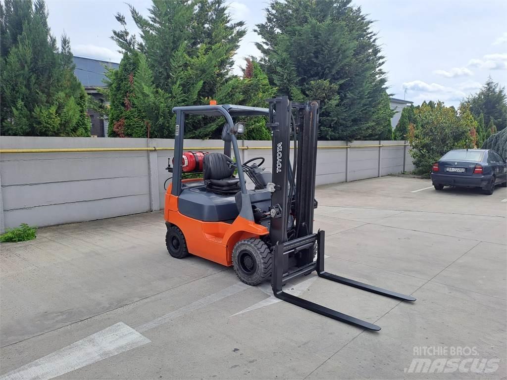 Toyota 7FGF15 Камиони с АГУ