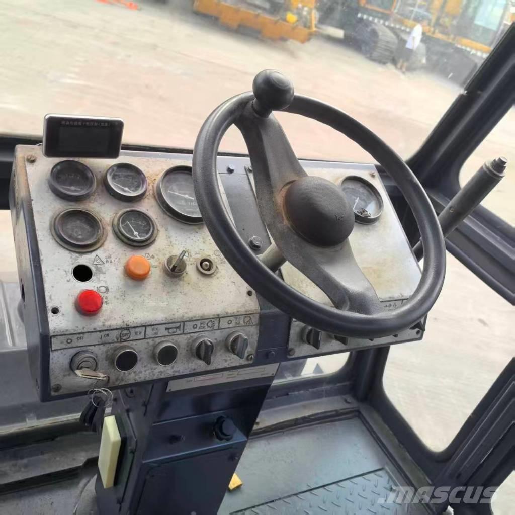 Dynapac CC211 Двойни барабанни ролки
