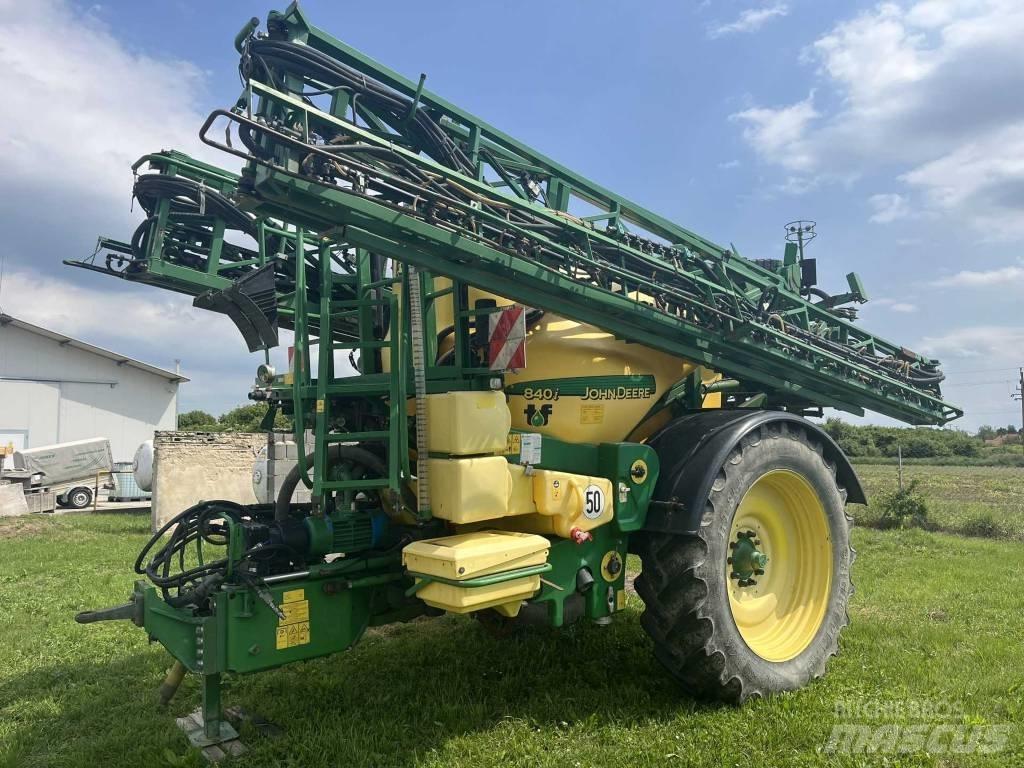 John Deere 840 i Прикачни пръскачки
