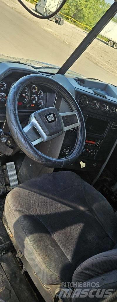CAT CT 660 Самосвал