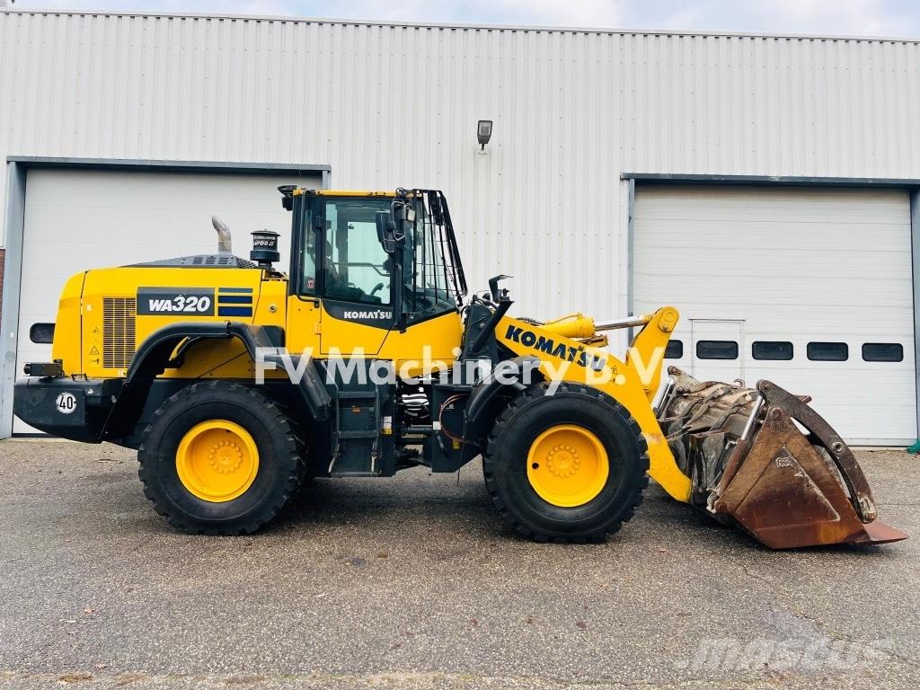 Komatsu WA320 Колесни товарачи