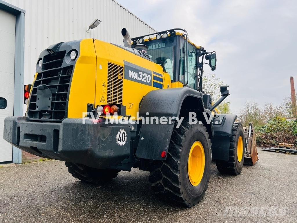 Komatsu WA320 Колесни товарачи