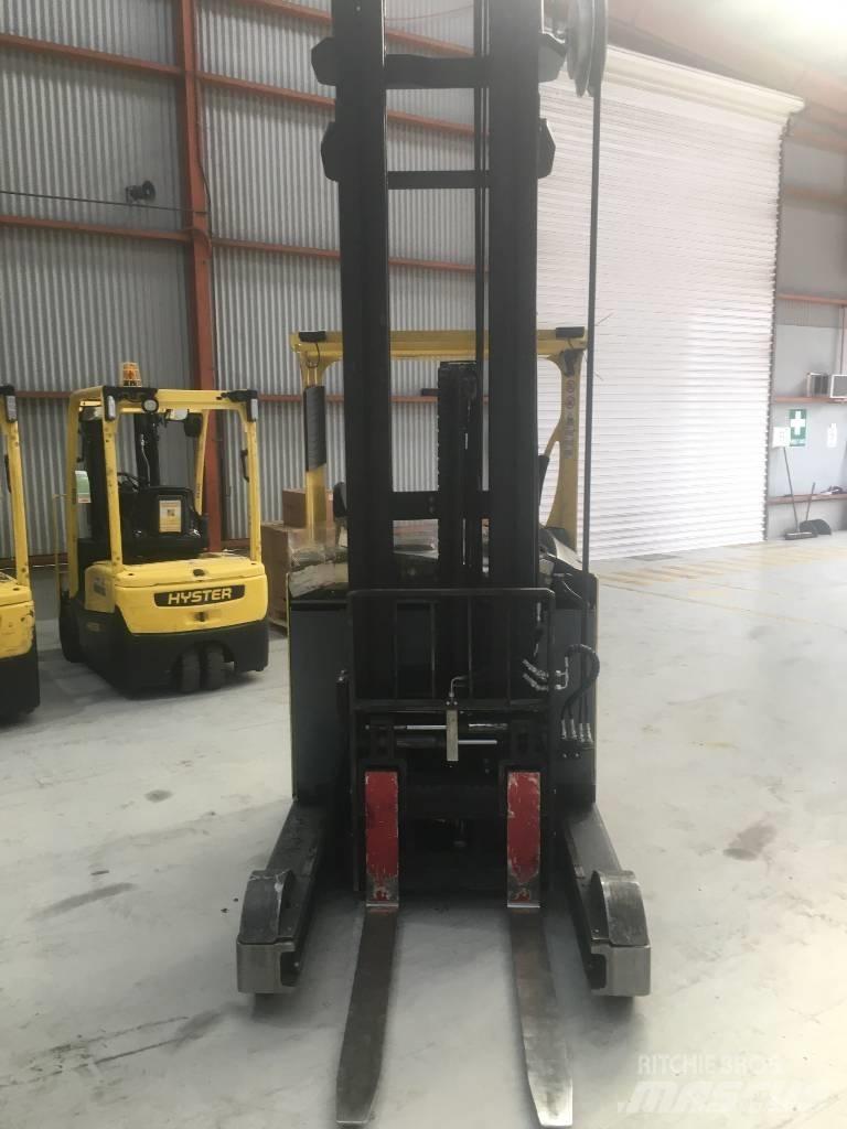 Hyster R1.6 Ретрак/ Високоповдигач с изместване на вилката напред