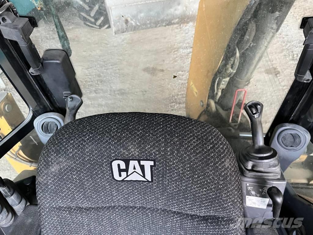 CAT 432 F 2 Товарач със заден ексватор