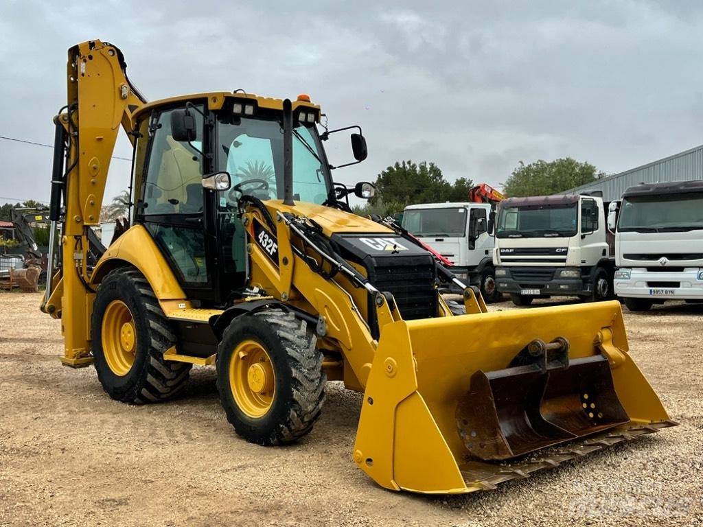 CAT 432 F Товарач със заден ексватор