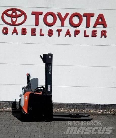 Toyota SPE140L Колички високоповдигачи с теглич