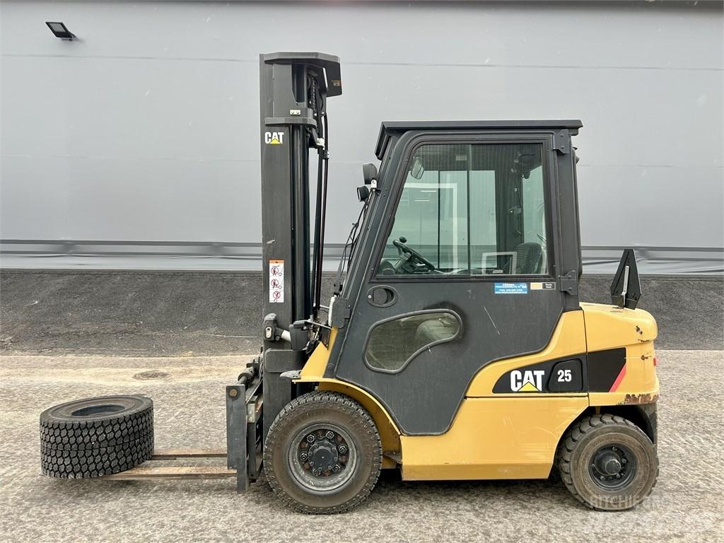 CAT DP 25 NT Дизелови камиони