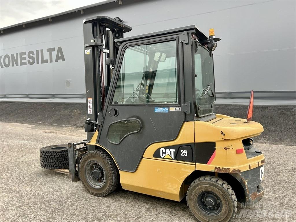 CAT DP 25 NT Дизелови камиони