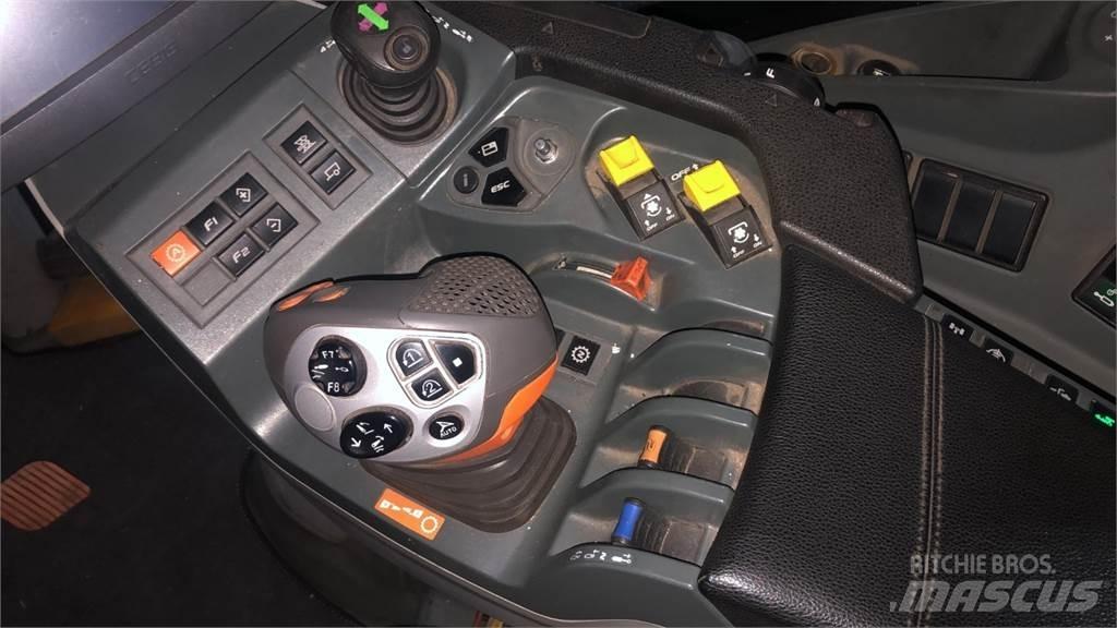 CLAAS AXION 810 Трактори