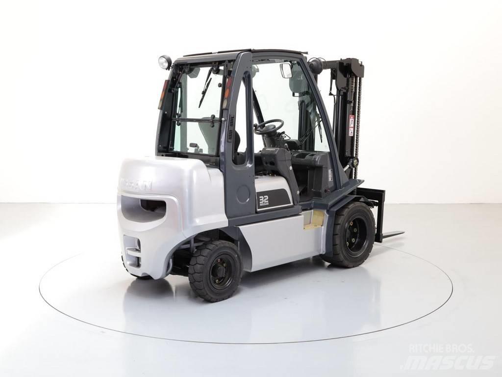 Nissan FD01A18Q Дизелови камиони