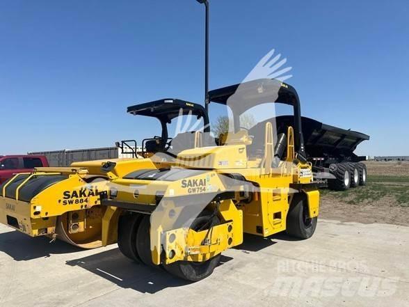Sakai GW754 Пневматични гумени  ролки
