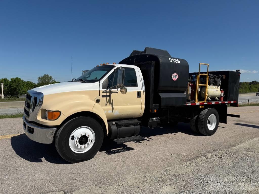 Ford F 750 XLT Общински/универсални превозни средства
