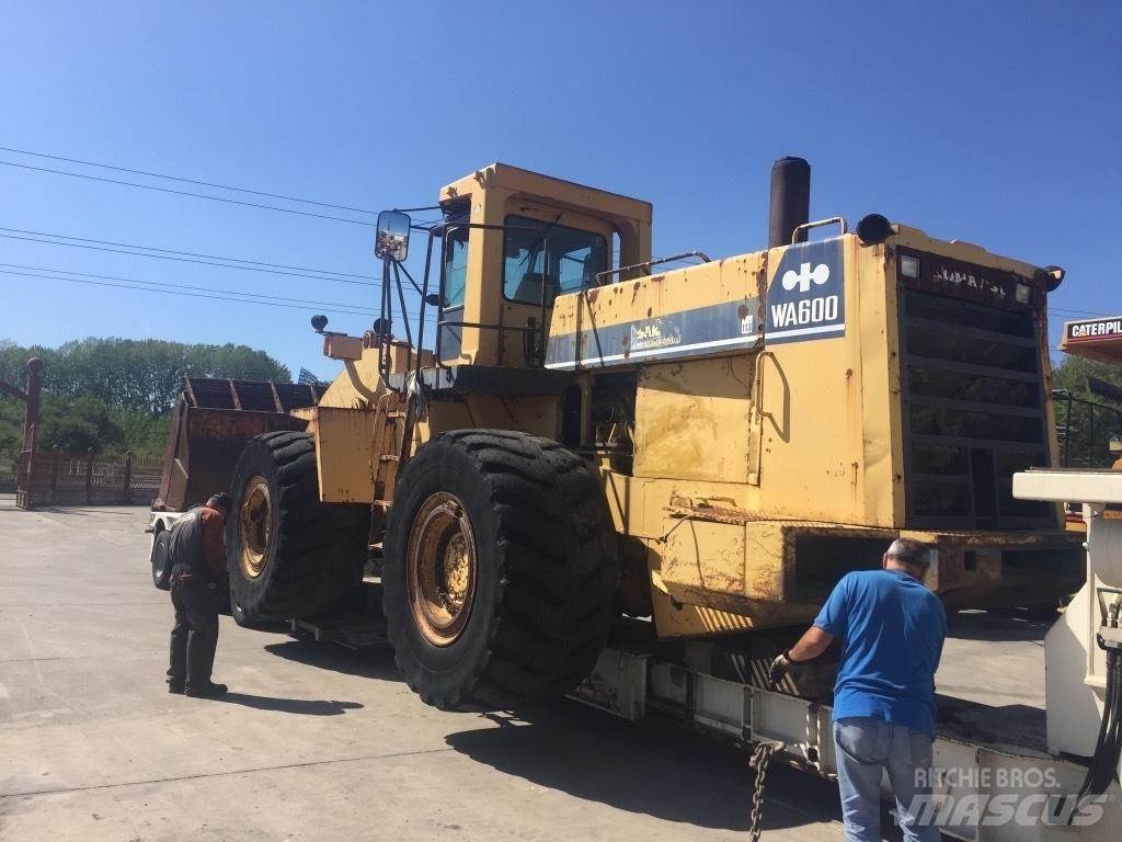 Komatsu WA600-1 Колесни товарачи