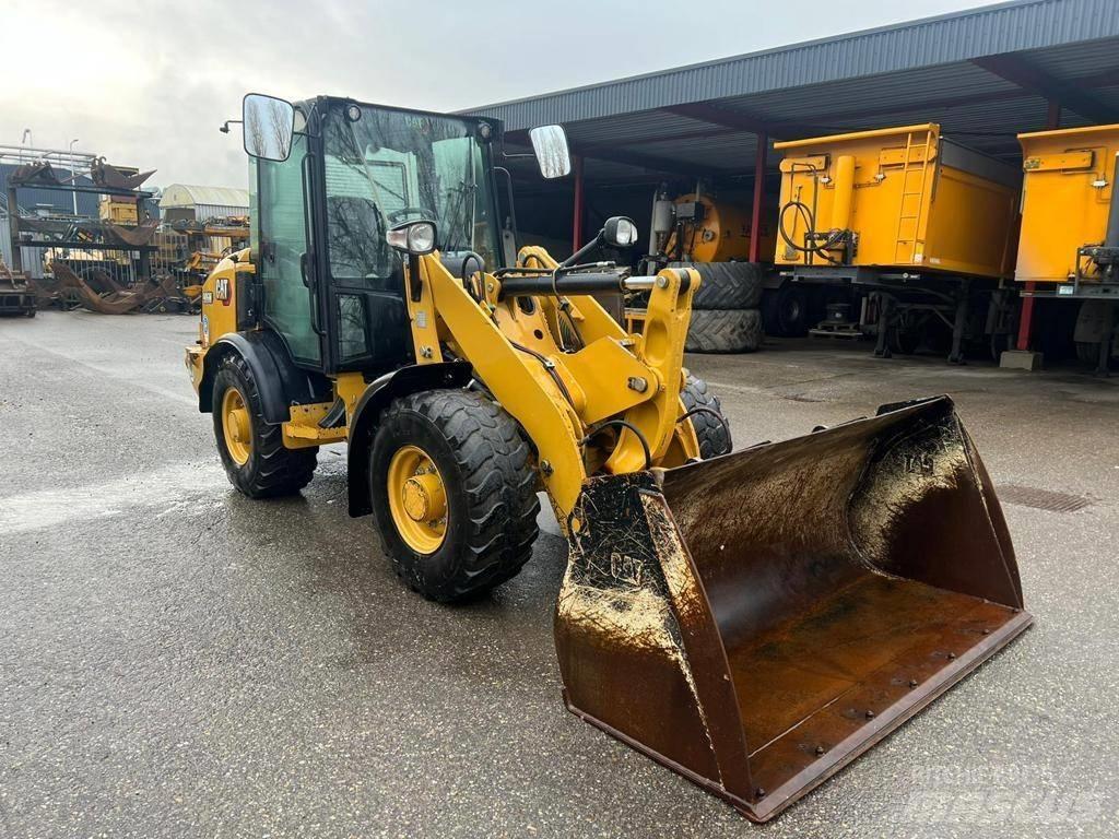 CAT 906M Колесни товарачи