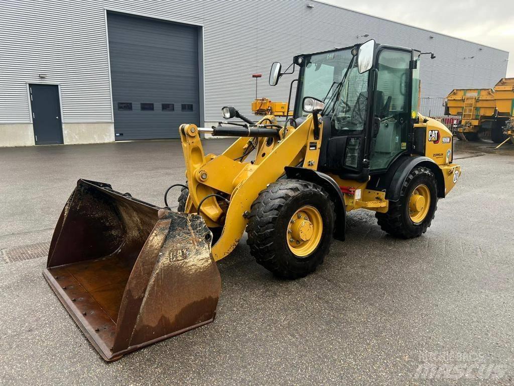 CAT 906M Колесни товарачи