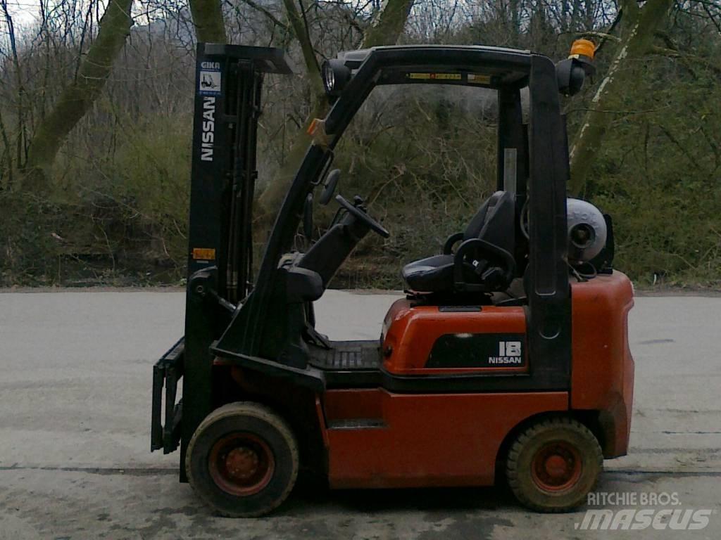 Nissan PD01A18PQ Камиони с АГУ
