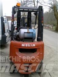 Nissan PD01A18PQ Камиони с АГУ