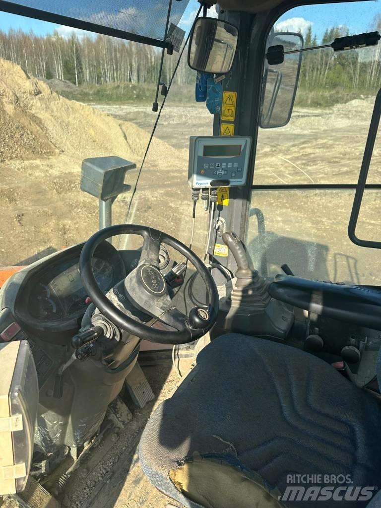 Hitachi ZW 250 Колесни товарачи
