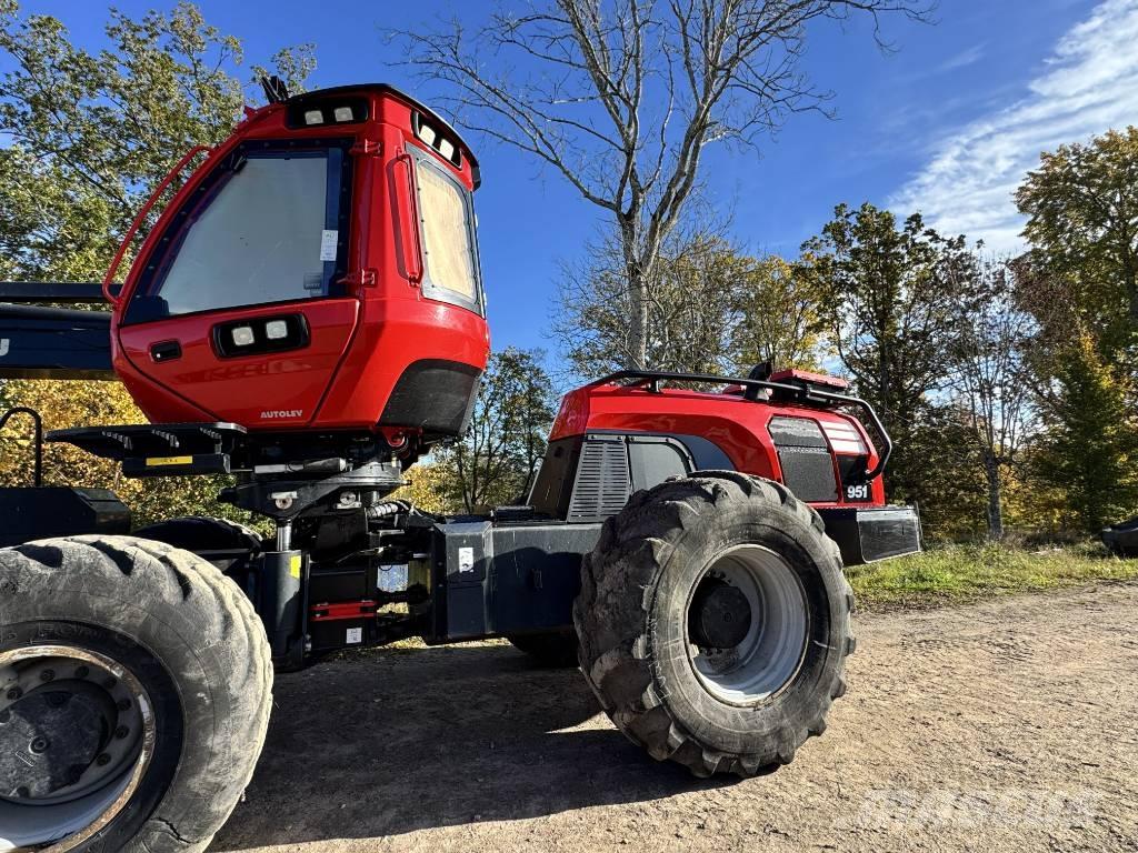 Komatsu 951 Харвестери