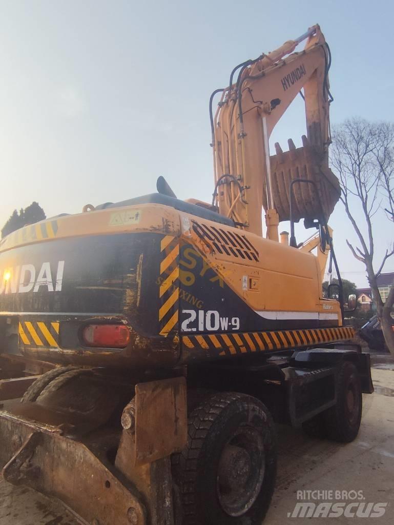Hyundai 210W-9 Колесни екскаватори