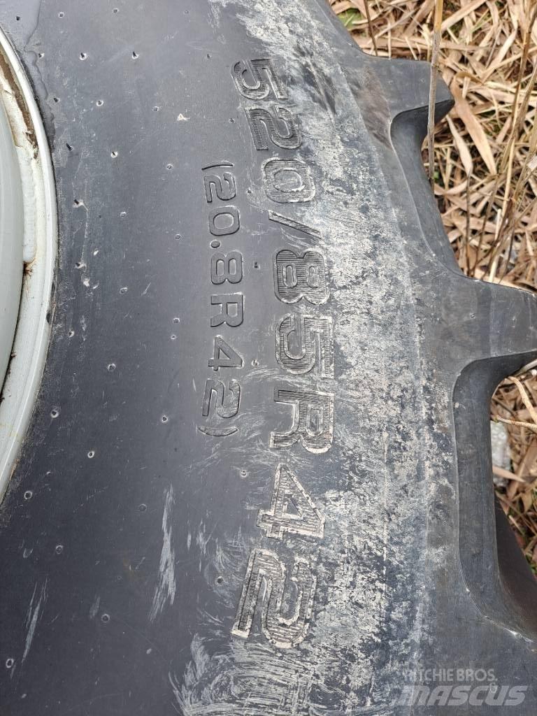  Paripyörät 520/85R42 Колелета/Гуми